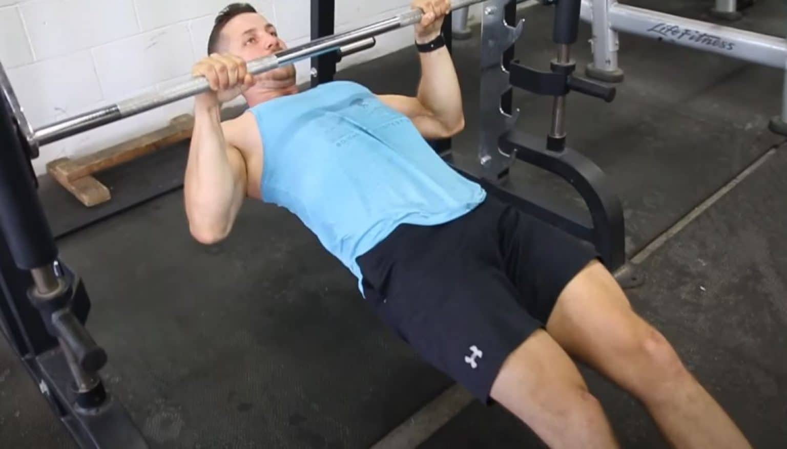 Biceps øvelser – 10+ effektive øvelser med og uden håndvægte